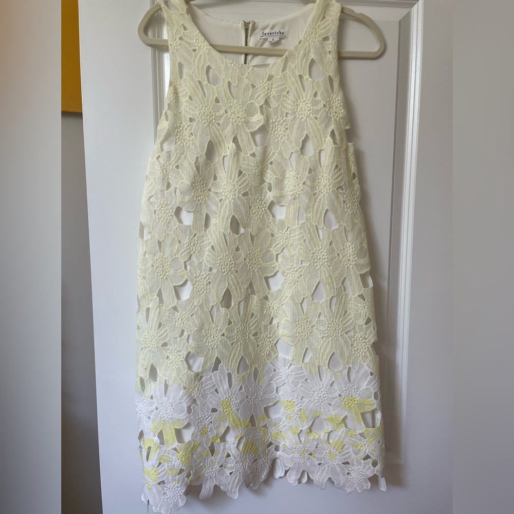 Yellow and white floral cut out dress! Soft for spring or summer ☀️